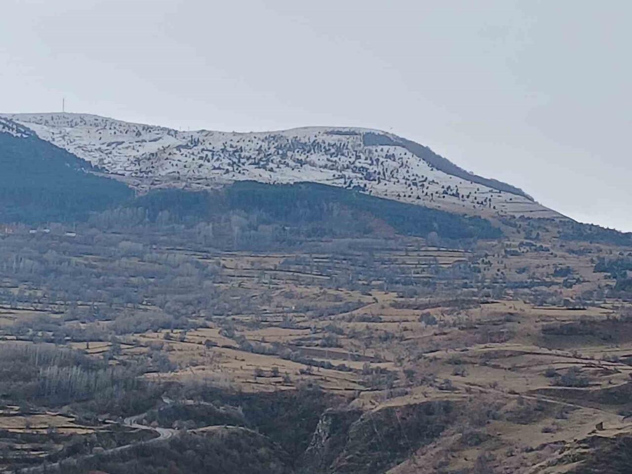 ARDAHAN’IN POSOF İLÇESİNDE KAR YAĞIŞI ETKİLİ OLDU.