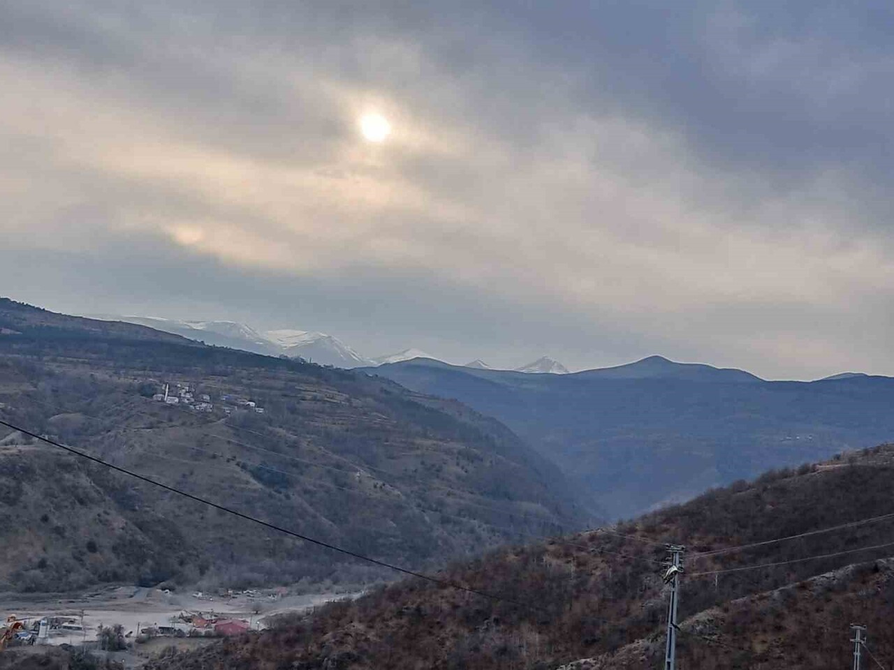 ARDAHAN’IN POSOF İLÇESİNDE KAR YAĞIŞI ETKİLİ OLDU.