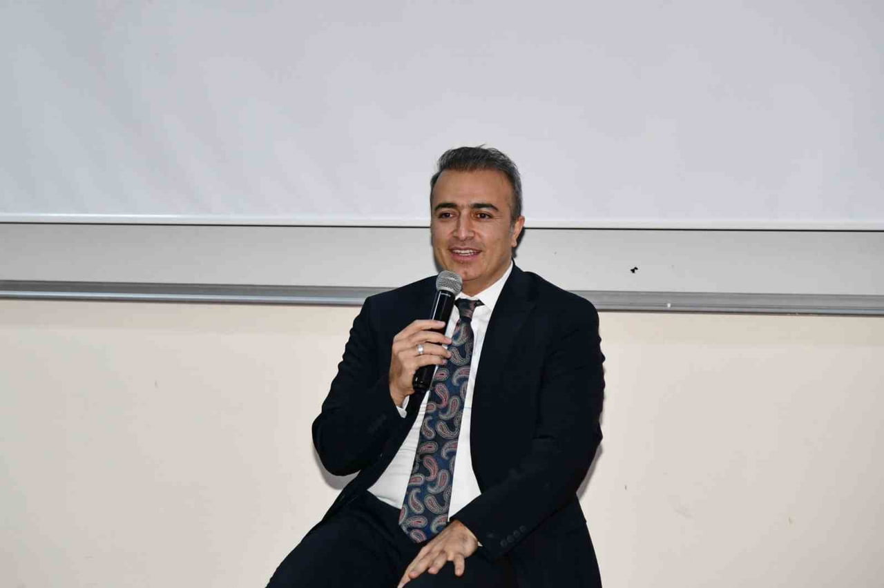 ARDAHAN VALİSİ HAYRETTİN ÇİÇEK, ARDAHAN ÜNİVERSİTESİ’NDE SÖYLEŞİ PROGRAMINA KATILDI. (OLGUN...