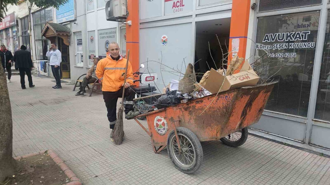 ARHAVİ’DE 52 YAŞINDAKİ TEMİZLİK GÖREVLİSİ BİROL NARMAN, SÜPÜRGE ELİNDE DUYDUĞU HER MÜZİK SESİNDE...