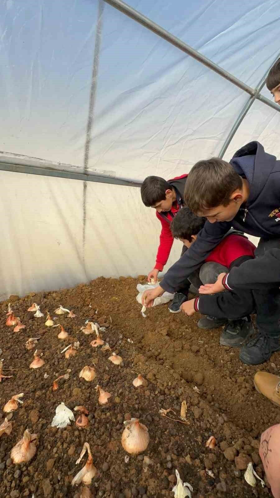 ARICAK’TA KURULAN SERADA ÖĞRENCİLER, TOPRAKLA BULUŞTURDU