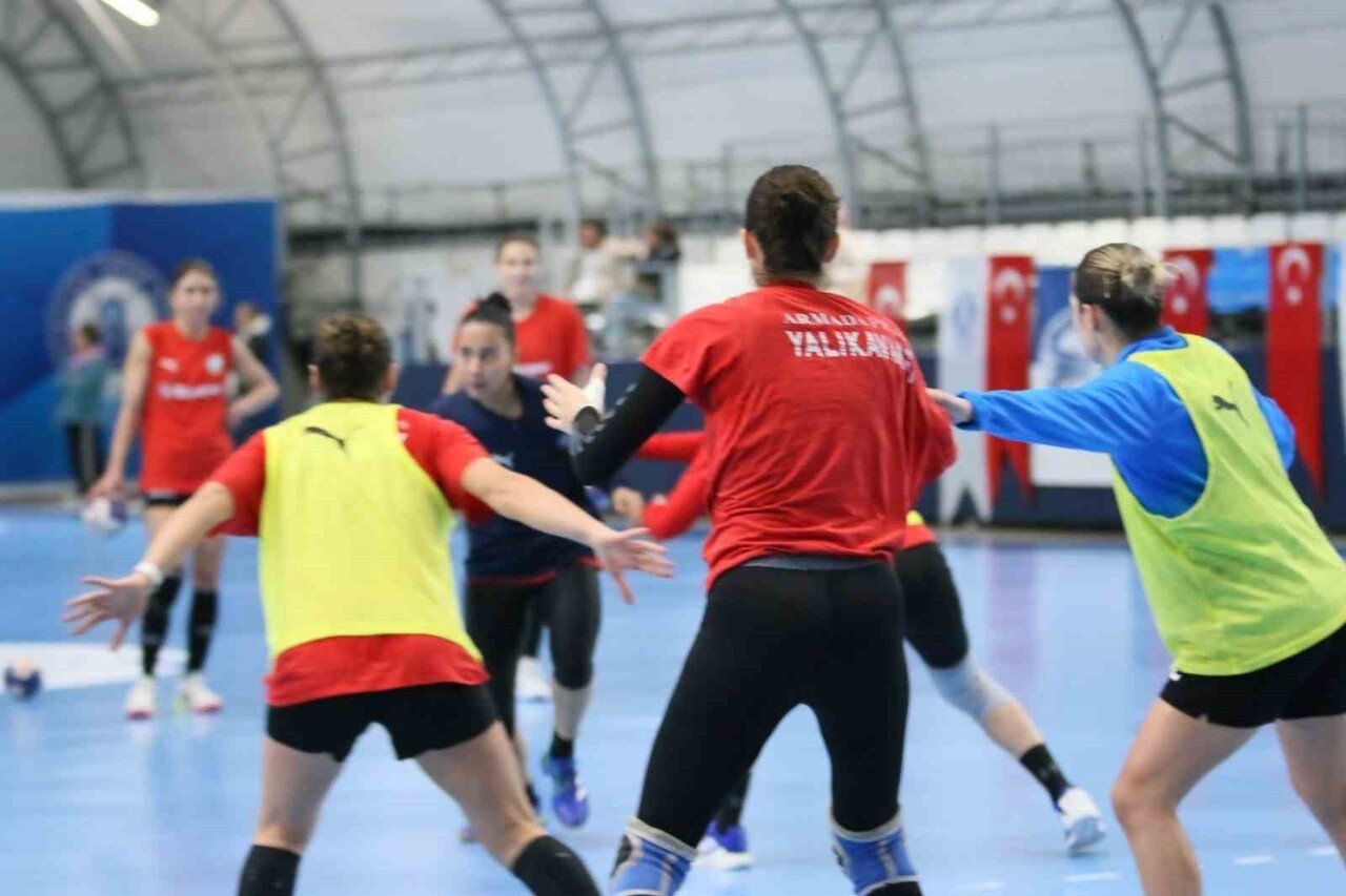 ARMADA PRAXİS YALIKAVAKSPOR, YAPTIĞI ANTRENMANLA THF KADINLAR SÜPER LİGİ'NİN İKİNCİ YARISI İÇİN...