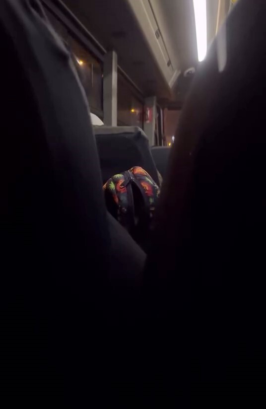 ARNAVUTKÖY'DE BİR MİNİBÜS ŞOFÖRÜ, AKBİL BASMADIKLARINI İDDİA ETTİĞİ ÖĞRENCİLERE HAKARET VE BEDDUA...