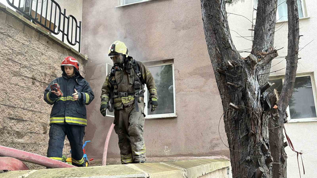ARNAVUTKÖY'DE BULUNAN KİPTAŞ KONUTLARINDAKİ BİR DAİREDE ÇIKAN YANGIN PANİĞE NEDEN OLDU.