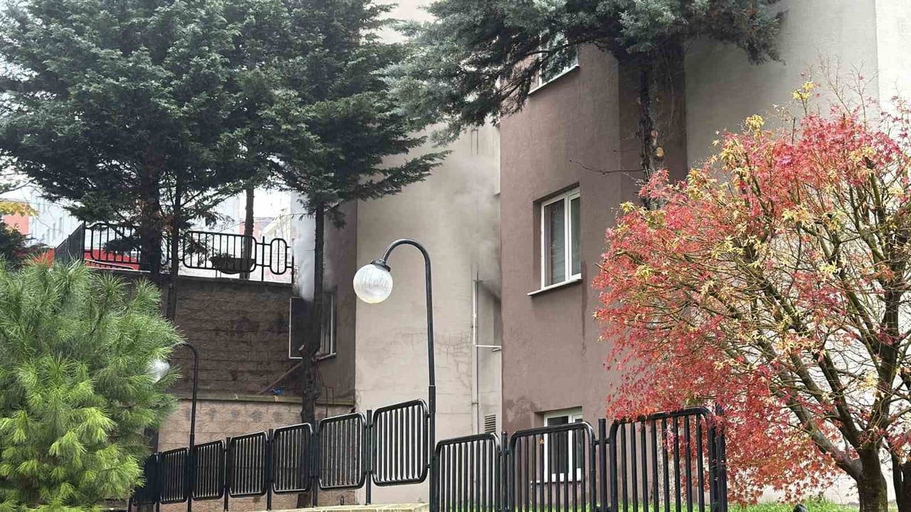 ARNAVUTKÖY'DE BULUNAN KİPTAŞ KONUTLARINDAKİ BİR DAİREDE ÇIKAN YANGIN PANİĞE NEDEN OLDU.