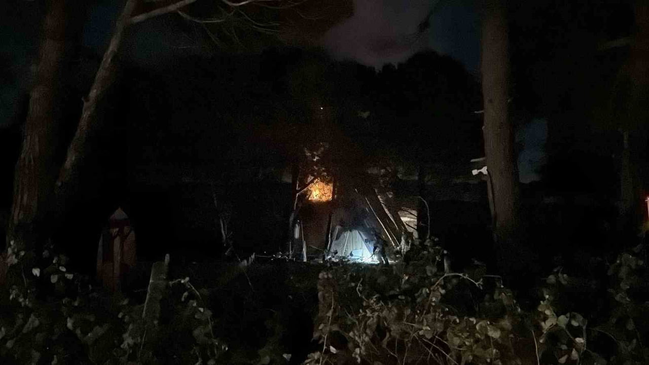 ARNAVUTKÖY'DE USULSÜZ İŞLETİLDİĞİ GEREKÇESİYLE KAPATILAN VE İÇERİSİNDE YAKLAŞIK 10 ADET BUNGALOV...