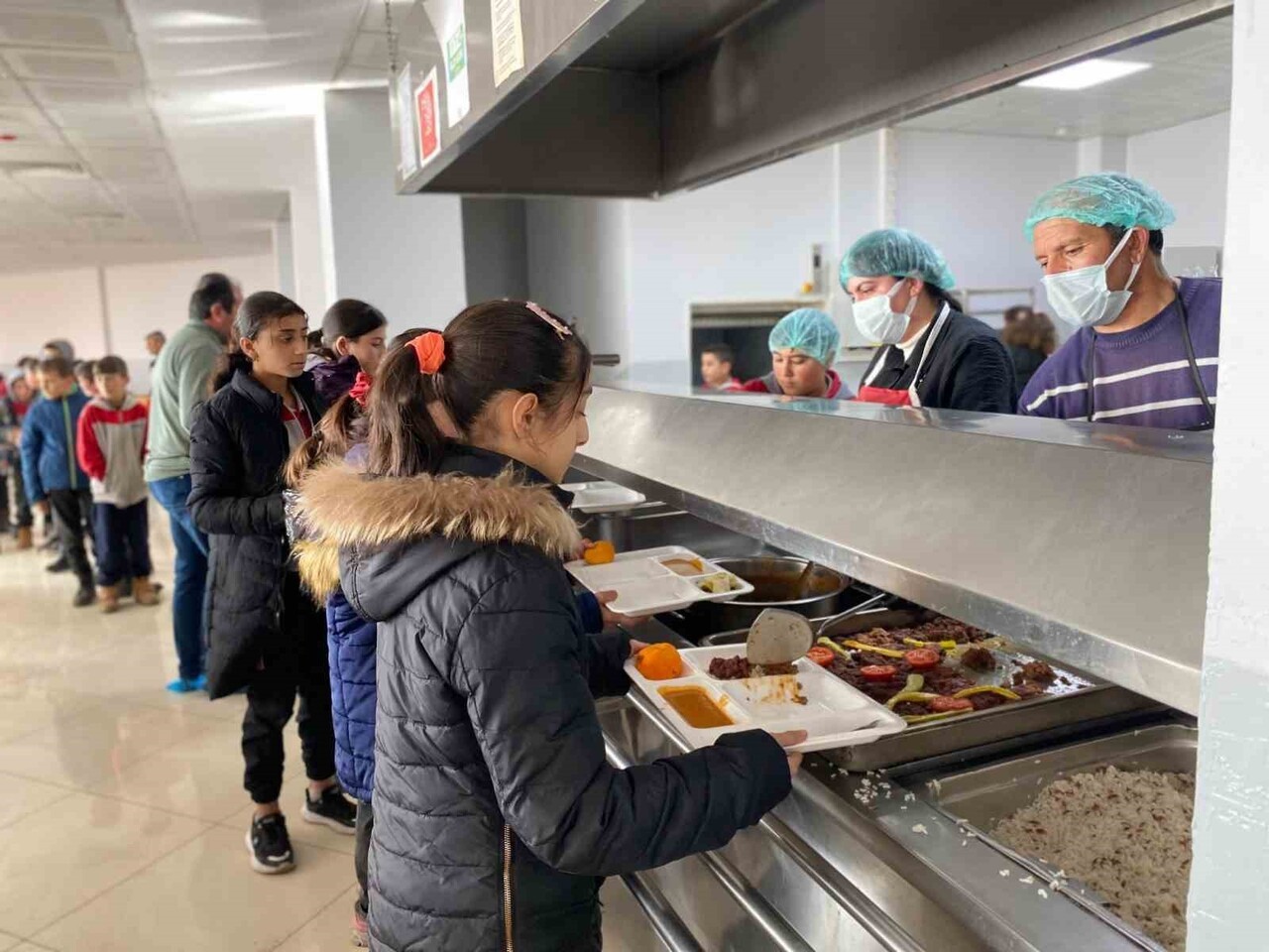 ARPAÇAY KAYMAKAMI ÖĞRENCİLERLE ÖĞLE YEMEĞİNDE BULUŞTU(KARS-İHA)