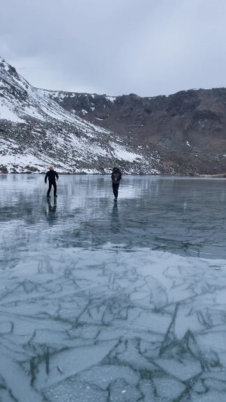 ARTVİN’DE BUZ TUTAN KARAGÖL’E GİDEN BİR GRUP GENÇ, GÖLÜN DONDUĞUNU GÖRÜNCE BUZ KALINLIĞINI TAŞLA...