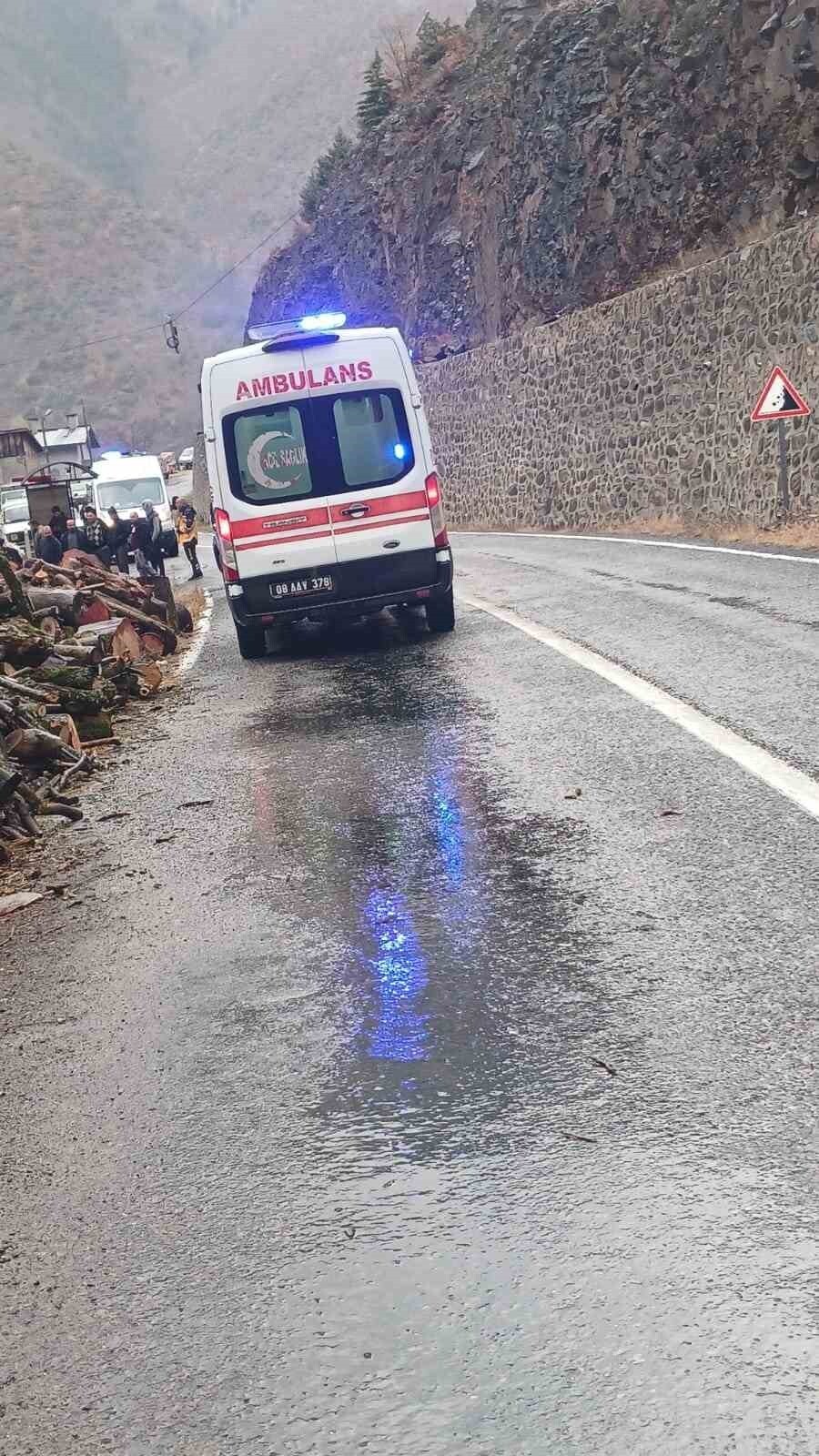 ARTVİN’DE MEYDANA GELEN TRAFİK KAZASINDA İKİSİ KARDEŞ 3 KİŞİ HAYATINI KAYBETTİ.