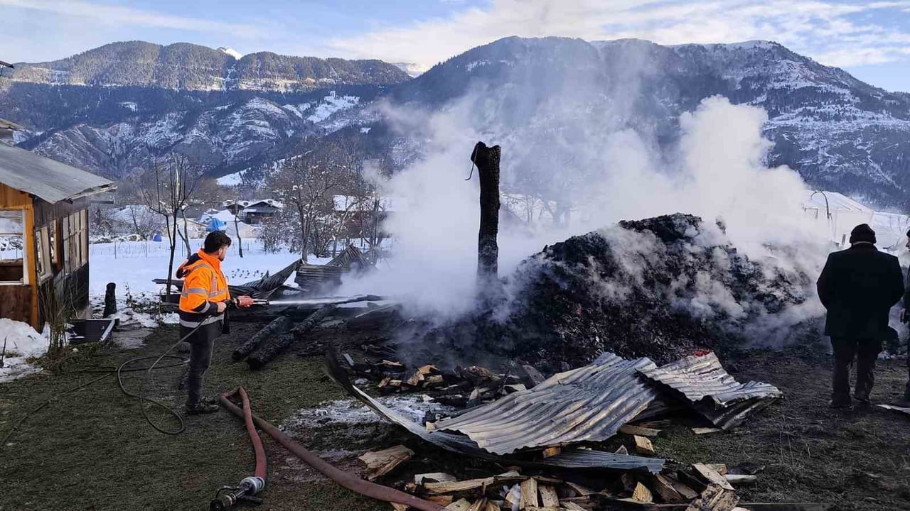 ARTVİN’İN ARDANUÇ İLÇESİNE BAĞLI TOSUNLU KÖYÜNDE SABAH SAATLERİNDE ÇIKAN YANGINDA BİR AHIR...