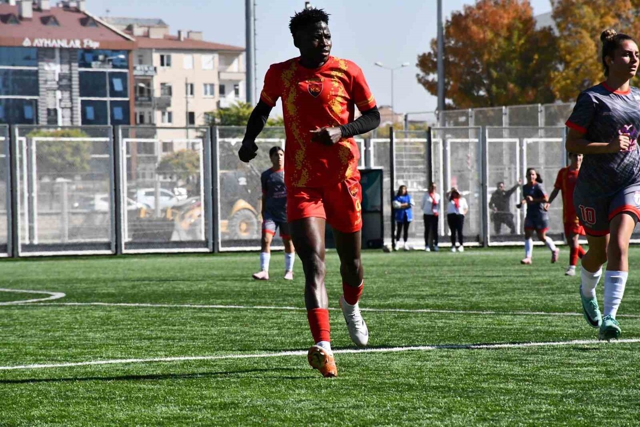 AURAN KAYSERİ KADIN FUTBOL KULÜBÜ'NÜN NİJERYALI GOLCÜSÜ KAFAYAT ATOKE BAŞHIRU, GAZİANTEP ASYASPOR...