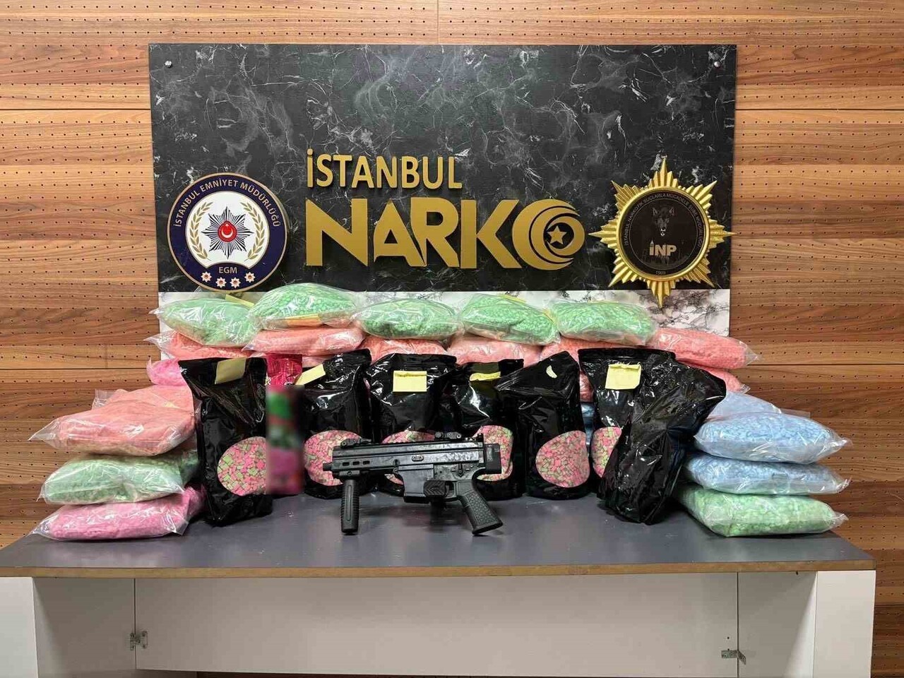 AVCILAR'DA BİR EVE YAPILAN OPERASYONDA, YURT DIŞINDAN YASA DIŞI YOLLARLA TEMİN EDİLEN 601 BİN 380...