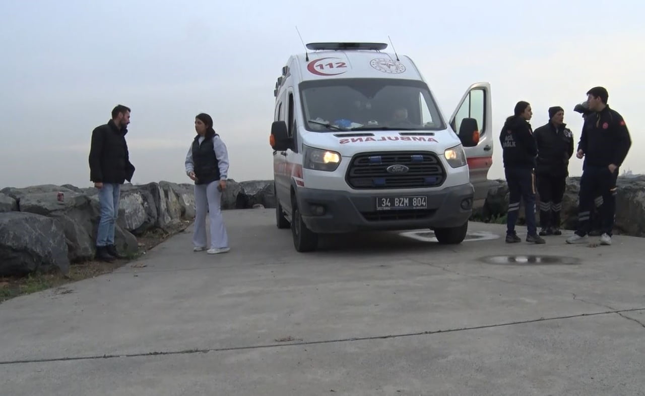 AVCILAR SAHİLDE EŞİNE İNTİHAR MESAJI ATAN ADAM NEDENİYLE HAREKETLİ ANLAR YAŞADI. OLAY YERİNE GELEN...