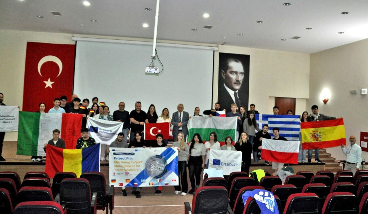 AVRUPA’NIN 9 ÜLKESİNDEN GENÇLİK LİDERLERİ PROJE EĞİTİMİ İÇİN ÇEŞME’DE BİR ARAYA...