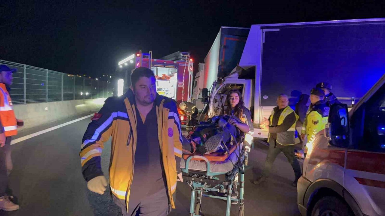 AVRUPA OTOYOLU (TEM) İSTANBUL SİLİVRİ MEVKİİNDE KAMYONET VE İKİ TIRIN KARIŞTIĞI ZİNCİRLEME KAZADA...