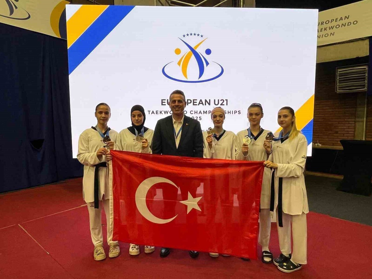AVRUPA ÜMİTLER TAEKWONDO ŞAMPİYONASI’NIN ÜÇÜNCÜ GÜNÜNDE MİLLİ SPORCULAR BİRİSİ ALTIN OLMAK ÜZERE...
