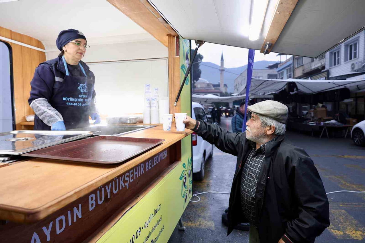 AYDIN'DA HAVALARIN SOĞUMASIYLA BİRLİKTE AYDIN BÜYÜKŞEHİR BELEDİYESİ EKİPLERİ, SICAK ÇORBA İKRAMINA...