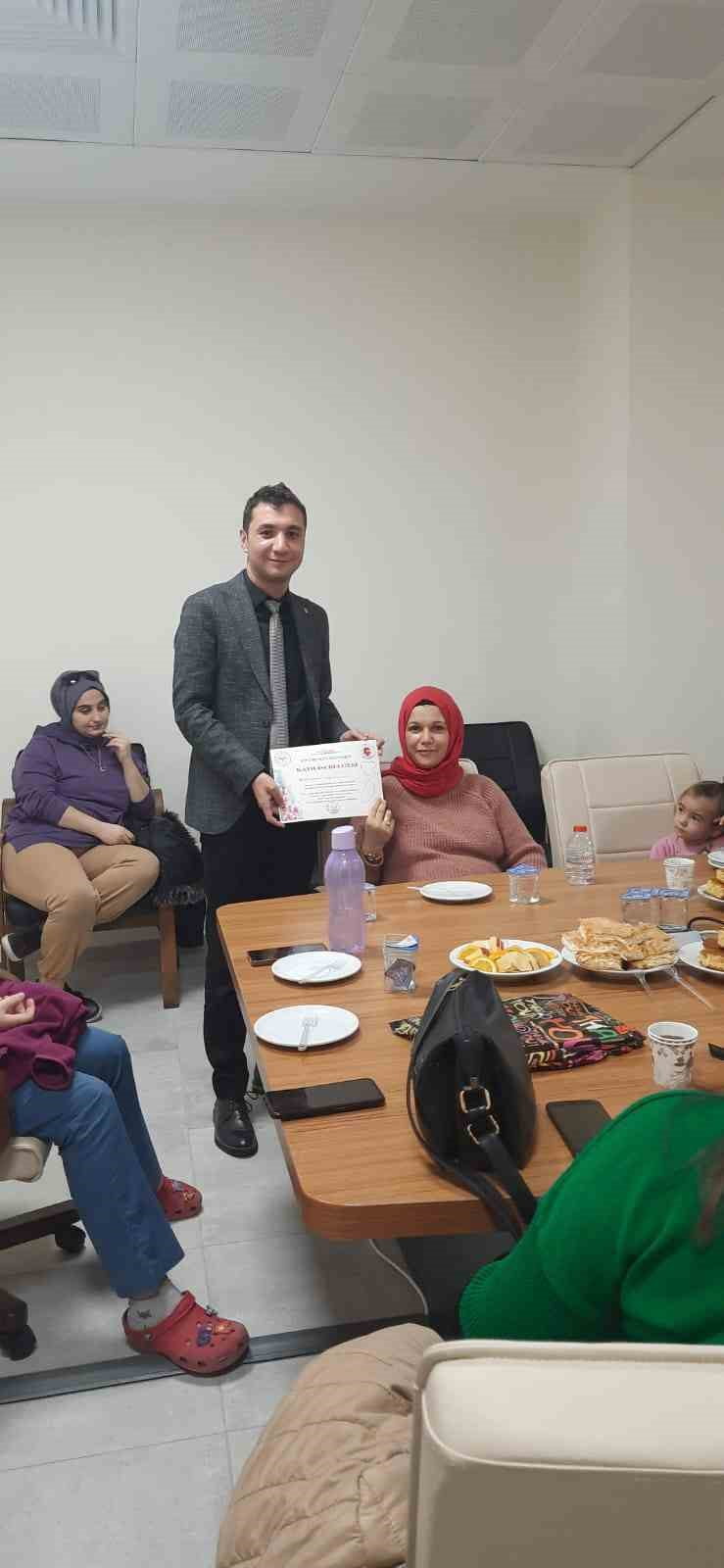 AYDIN'IN ÇİNE İLÇESİNDE ANNE ADAYLARI, GEBE OKULU VE BEBEK AKADEMİSİ'NDE VERİLEN KAPSAMLI...