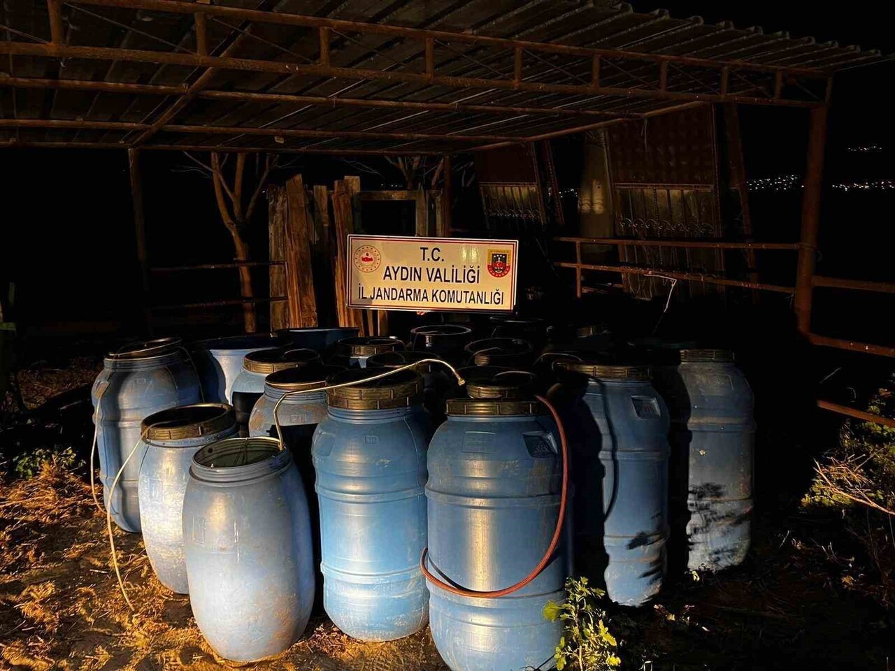 AYDIN'IN ÇİNE İLÇESİNDE SAHTE İÇKİ ÜRETİMİ YAPILDIĞI TESPİT EDİLEN ADRESE YAPILAN BASKINDA 6 TON...
