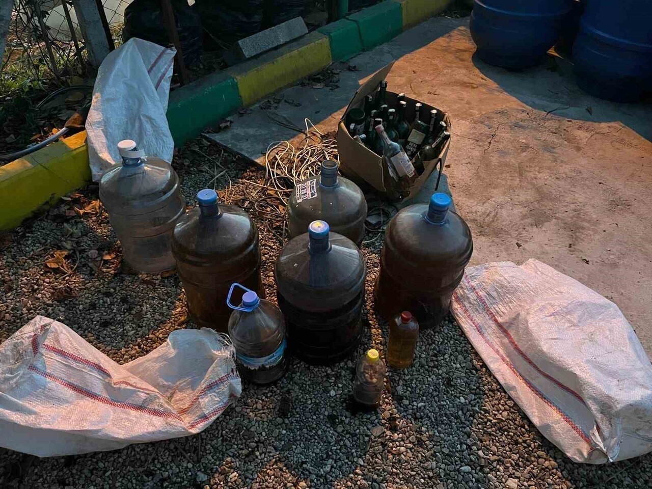 AYDIN'IN ÇİNE İLÇESİNDE SAHTE İÇKİ ÜRETİMİ YAPILDIĞI TESPİT EDİLEN ADRESE YAPILAN BASKINDA 6 TON...