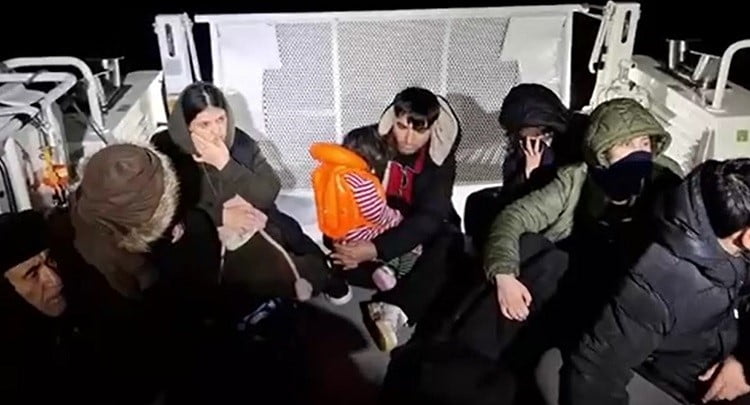 AYDIN'IN DİDİM İLÇESİ AÇIKLARINDA LASTİK BOT İÇERİSİNDEN DENİZE DÜŞEN 6 DÜZENSİZ GÖÇMEN SAHİL...