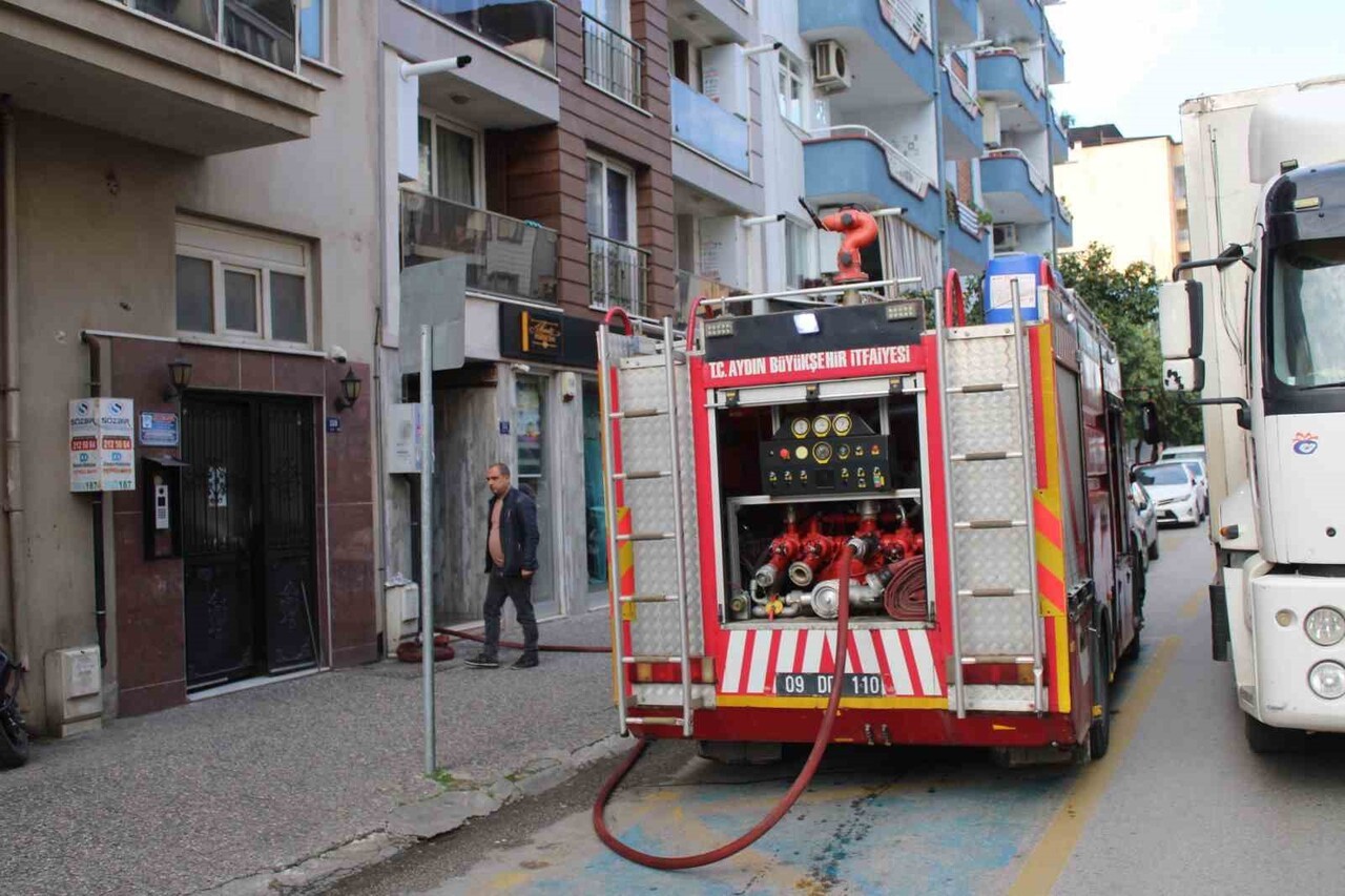 AYDIN'IN EFELER İLÇESİNDE 6 KATLI BİNANIN BEŞİNCİ KATINDA ÇIKAN YANGIN EKİPLERİN HIZLI...