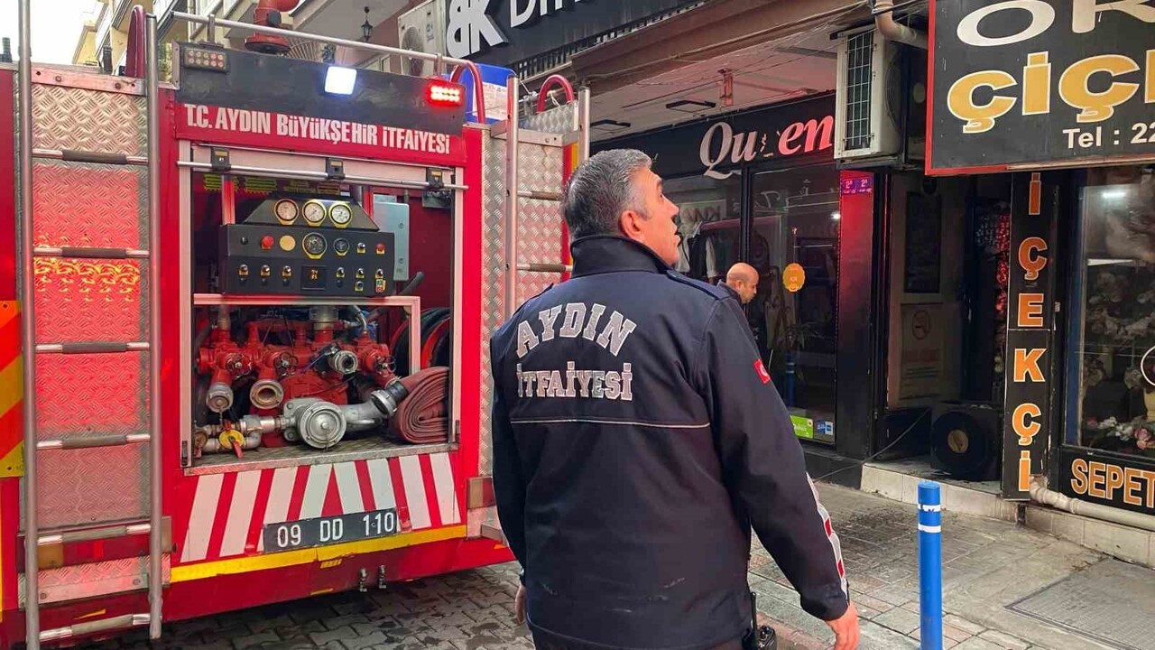 AYDIN'IN EFELER İLÇESİNDE APARTMANIN ALTINDA BULUNAN ÇİÇEKÇİDEKİ YANGIN İTFAİYE EKİPLERİNİN...