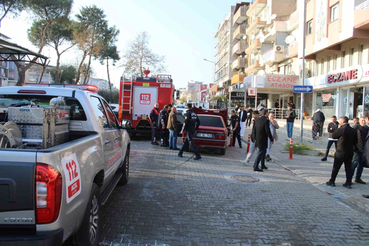 AYDIN'IN EFELER İLÇESİNDE BİR OTOMOBİLİN MOTOR BÖLÜMÜNDEN YÜKSELEN DUMANLAR, İTFAİYE EKİPLERİNİ...