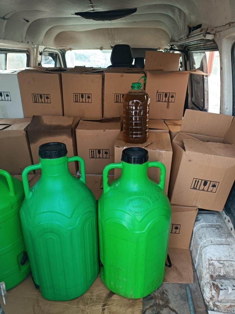 AYDIN'IN EFELER İLÇESİNDE DURDURULAN BİR ARAÇ İÇERİSİNDE PET ŞİŞE VE BİDONLARA DOLDURULMUŞ TOPLAM...