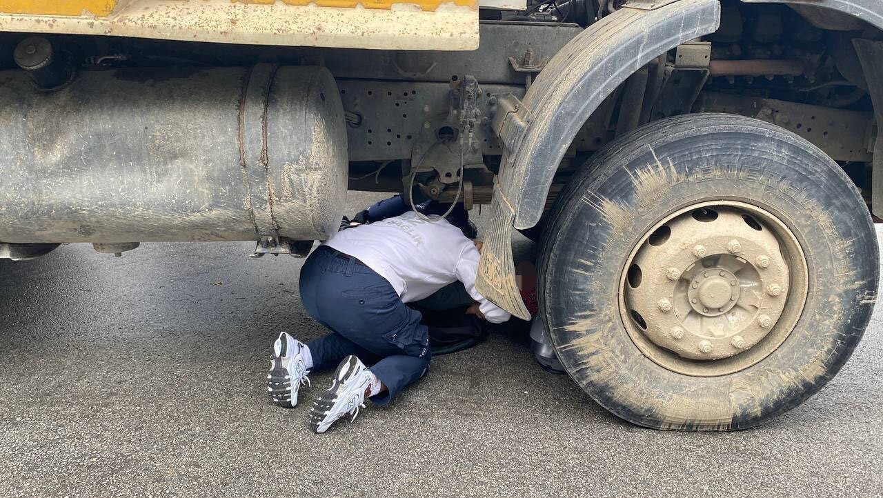 AYDIN'IN EFELER İLÇESİNDE HAFRİYAT KAMYONU İLE ÇARPIŞAN MOTOKURYE KAMYONUN ALTINDA KALARAK AĞIR...