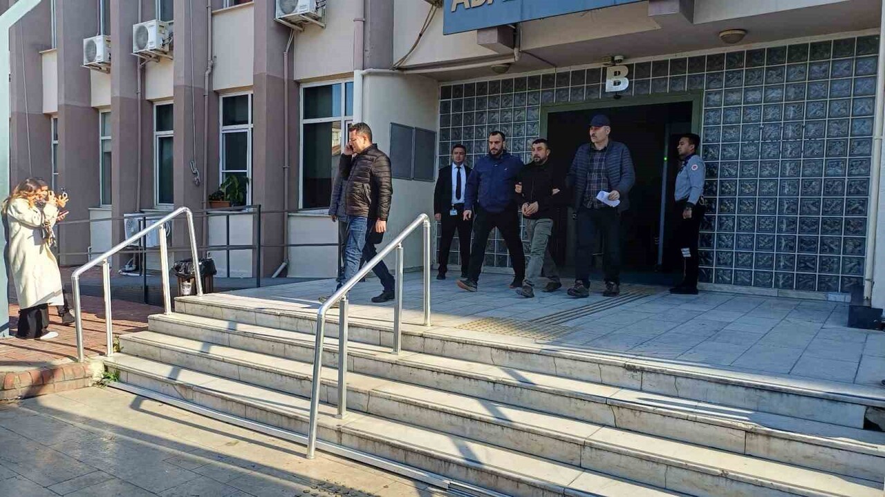 AYDIN'IN EFELER İLÇESİNDE İDDİAYA GÖRE BOŞANMA AŞAMASINDAKİ EŞİNİ ADLİYE ÖNÜNDE SIRTINDAN...