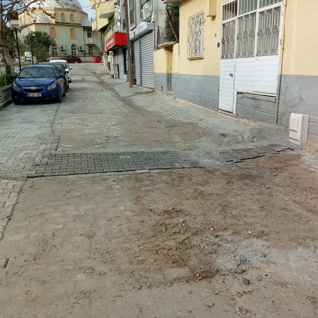 AYDIN'IN GERMENCİK İLÇESİNDE SAHA ÇALIŞMALARINI SÜRDÜREN BELEDİYE EKİPLERİ, BOZULAN ZEMİNLERİN...