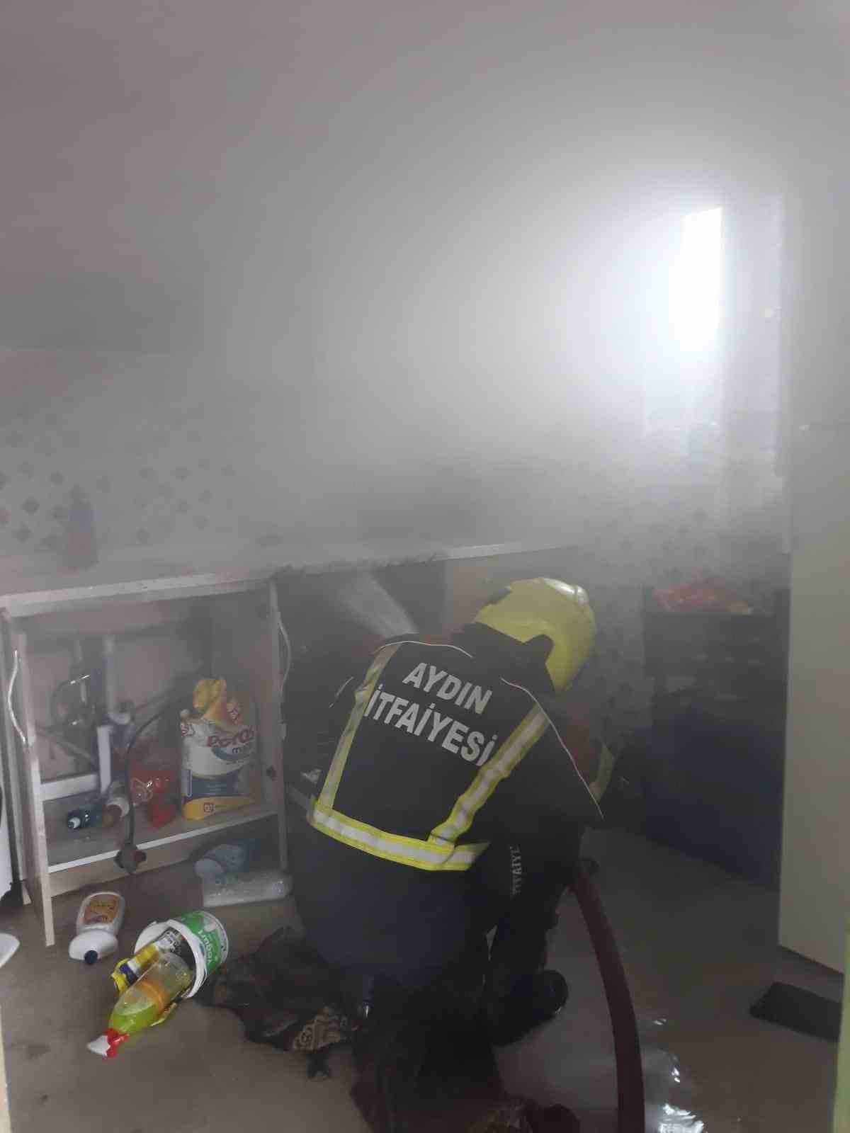 AYDIN'IN İNCİRLİOVA İLÇESİNDE BULAŞIK MAKİNESİNDEN ÇIKAN YANGIN, İTFAİYENİN HIZLI MÜDAHALESİYLE...