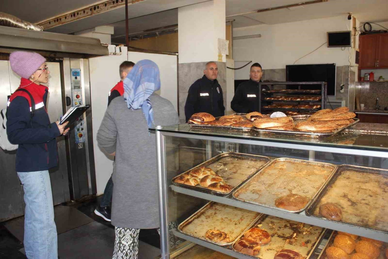 AYDIN'IN SULTANHİSAR İLÇESİNDE SULTANHİSAR BELEDİYESİ, HALK SAĞLIĞININ KORUNMASI AMACIYLA İLÇEDE...