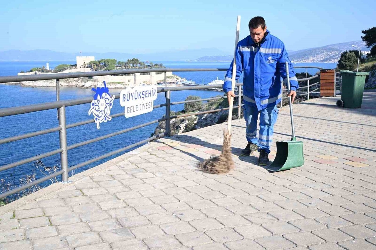 AYDIN BÜYÜKŞEHİR BELEDİYESİ EKİPLERİ, KUŞADASI’NDA CADDE, BULVAR VE OTOBÜS DURAKLARINDA KAPSAMLI...