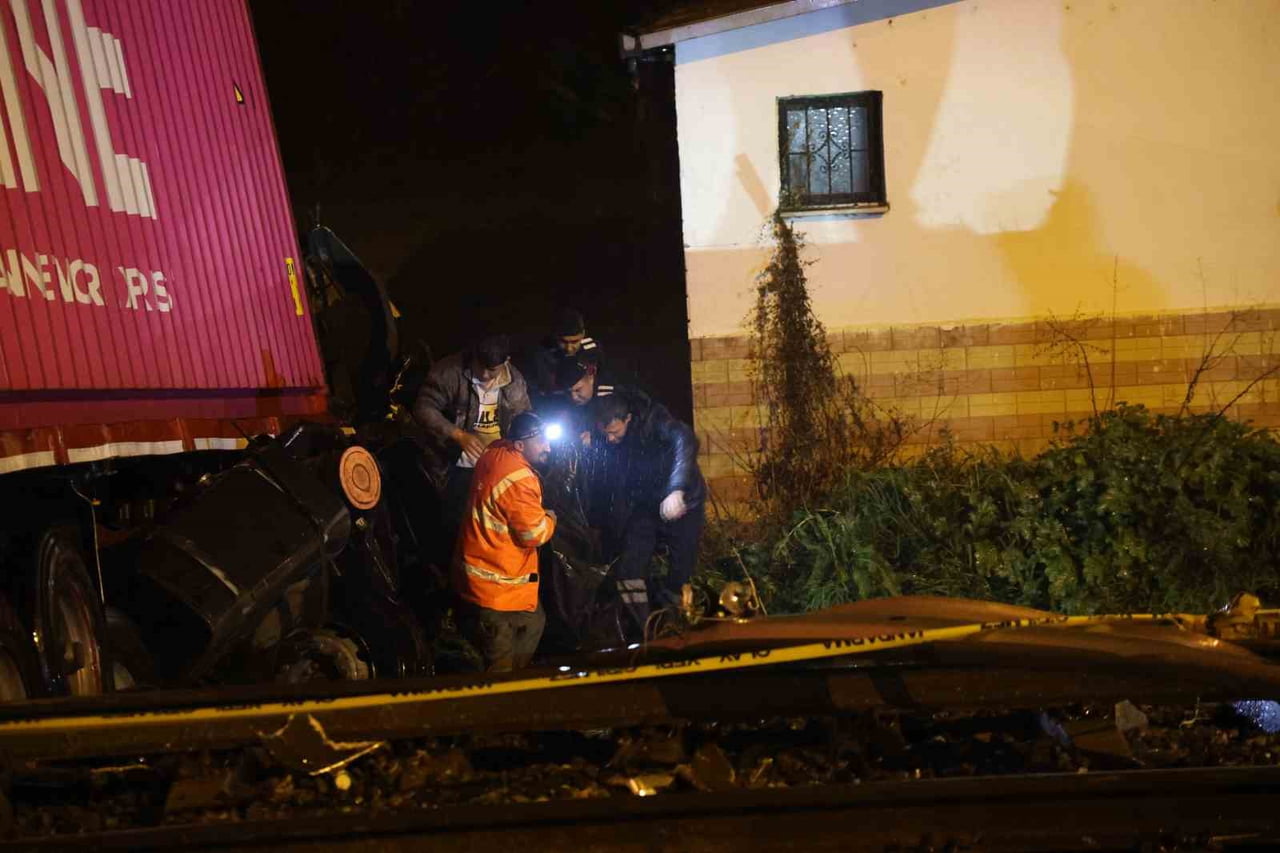 AYDIN EFELER İLÇESİNDE SEYİR HALİNDEKİ BİR TIR OTOBAN ÇIKIŞI DÖNER KAVŞAKTAN DÜZ GİDİP YAKLAŞIK 40...