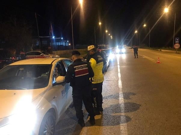 AYDIN GENELİNDE JANDARMA EKİPLERİNCE YAPILAN TRAFİK DENETİMLERİNDE KURALLARA UYMADIĞI TESPİT...