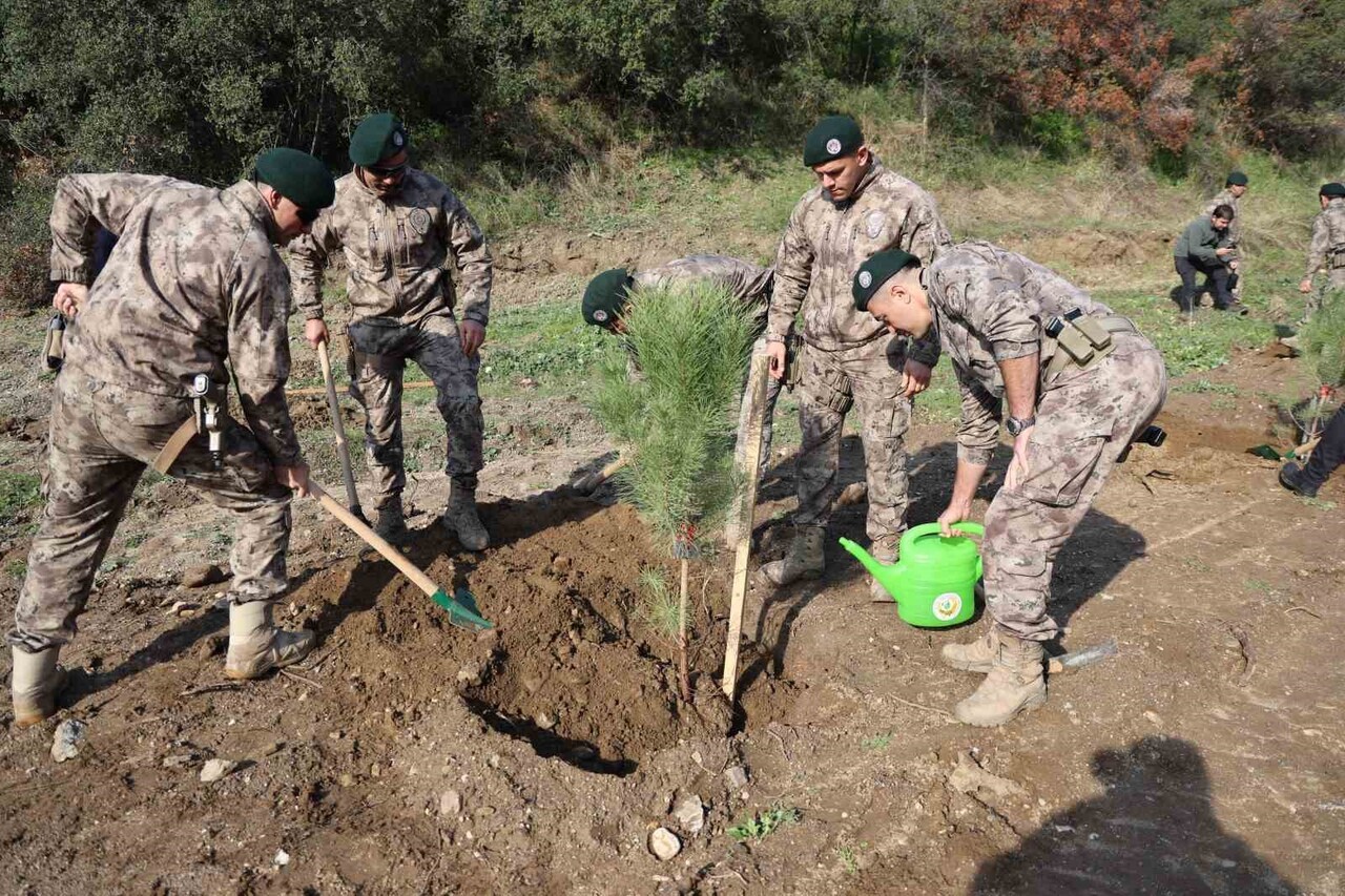 AYDIN İL EMNİYET MÜDÜRLÜĞÜ, AİLELERİ AYDIN’DA YAŞAYAN 33 ŞEHİT POLİS MEMURU İÇİN 333 FİDAN...