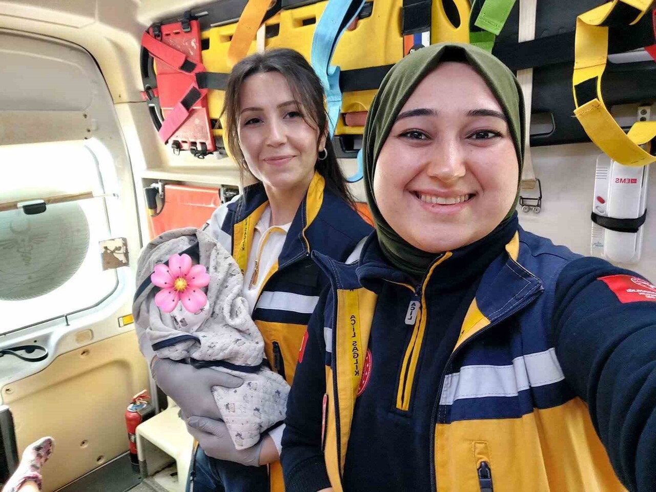 AYDIN’IN BOZDOĞAN İLÇESİNDE DOĞUM SANCILARI BAŞLAYAN BİR KADIN, HASTANEYE GÖTÜRÜLÜRKEN DOĞUMUN...