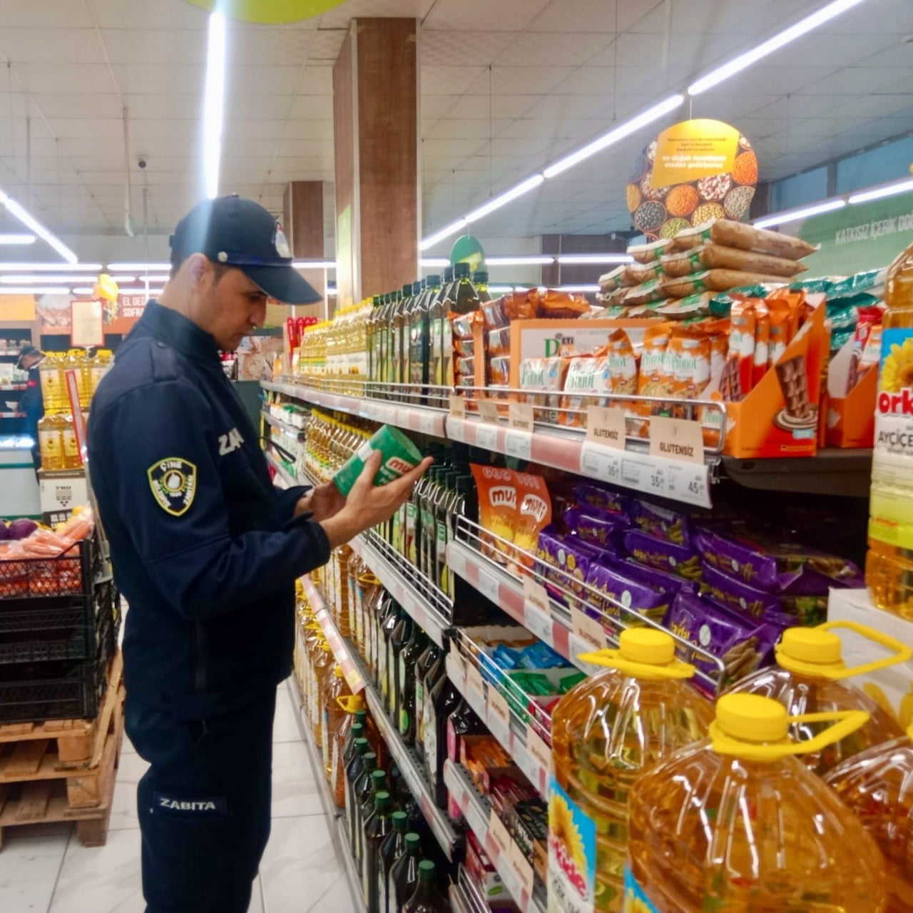 AYDIN’IN ÇİNE İLÇESİNDE GERÇEKLEŞTİRİLEN DENETİMLERDE ZABITA EKİPLERİ ZİNCİR MARKETLERİ TEK TEK...