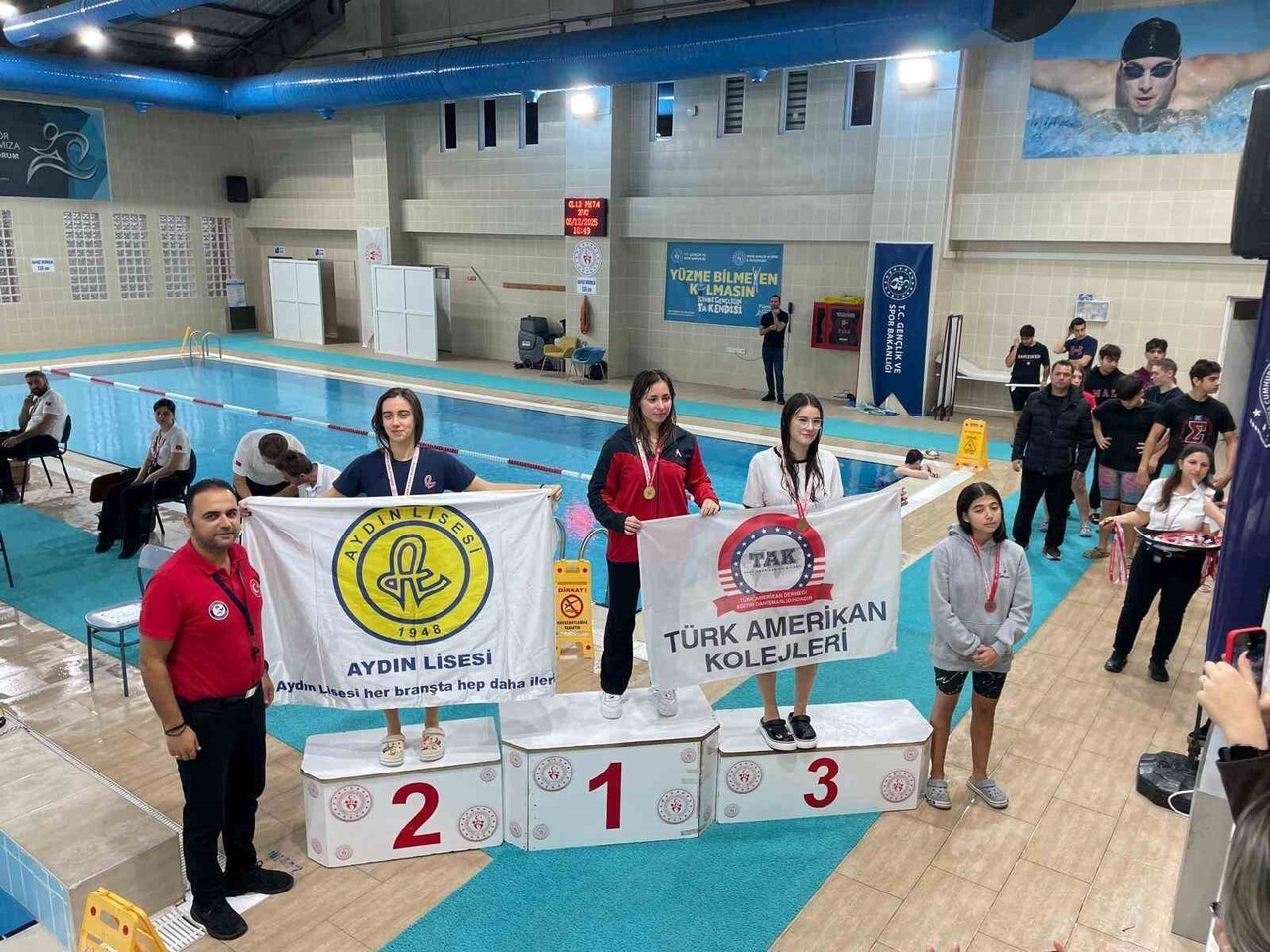 AYDIN LİSESİ ÖĞRENCİLERİ YÜZME VE JUDO BRANŞLARINDA TOPLAM BEŞ GÜMÜŞ MADALYA KAZANARAK OKULUN...