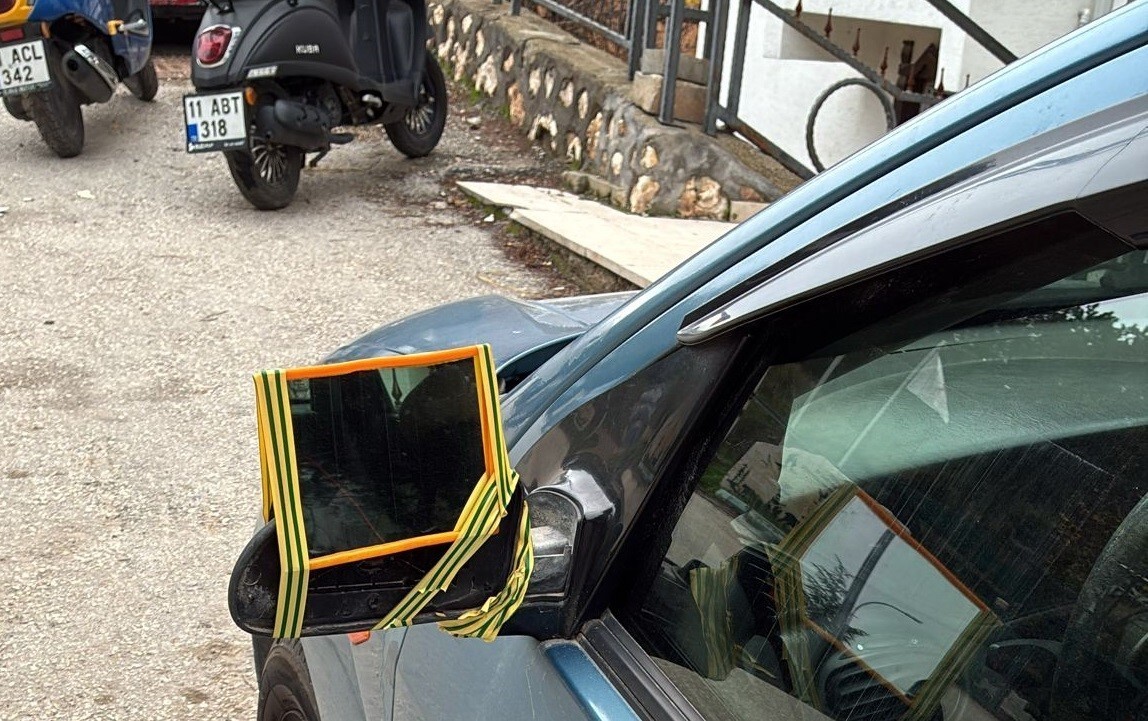 AYNASI KIRILAN SÜRÜCÜ ÇAREYİ BÖYLE BULDU