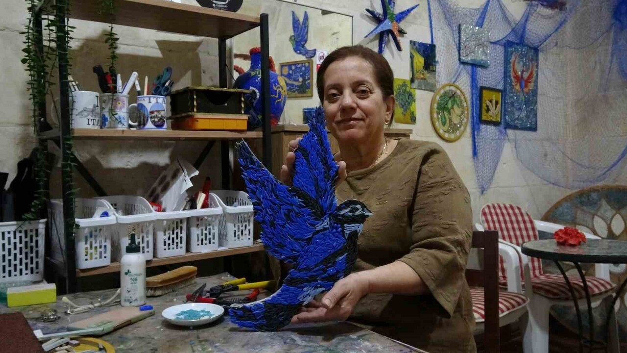 AYŞEGÜL YENER, KENDİSİNİ GELİŞTİREREK AÇTIĞI ATÖLYESİNDE YAPTIĞI TABLOLARI AVRUPA'YA SATMAK İÇİN...