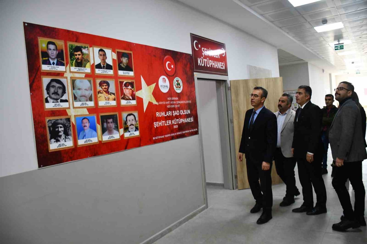 AYVALIK KÖYÜNDEKİ İLK VE ORTAOKULDAKİ ŞEHİTLER KÜTÜPHANESİNİ ZİYARET EDEN GENÇLİK VE SPOR İL...