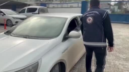 Bagajına 2 kişiyi sığdırdığı otomobilde 8 göçmeni kaçırırken yakalandı