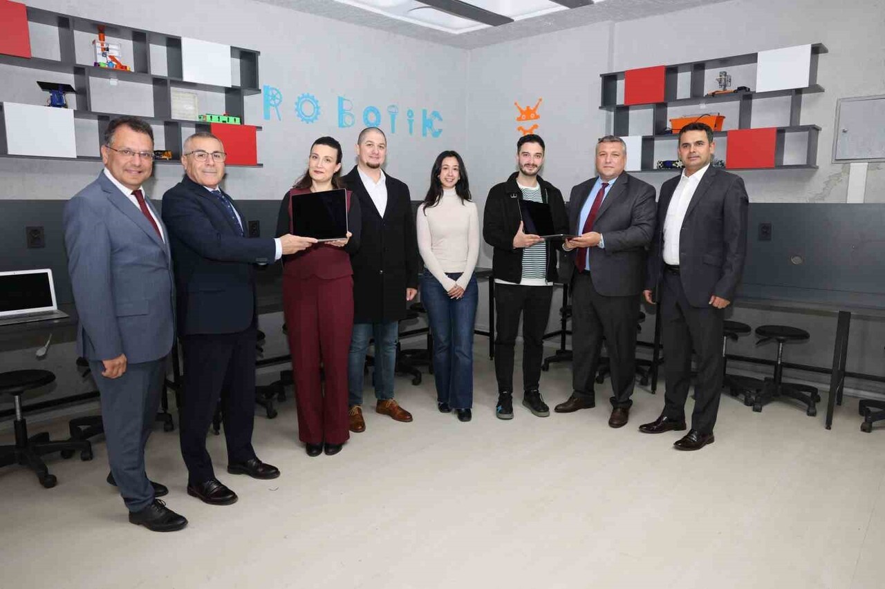 BAĞIŞLANAN TOPLAM 17 BİLGİSAYAR GAZİEMİR ŞEHİT SERHAT SIĞNAK MESLEKİ VE TEKNİK ANADOLU LİSESİ’NE...