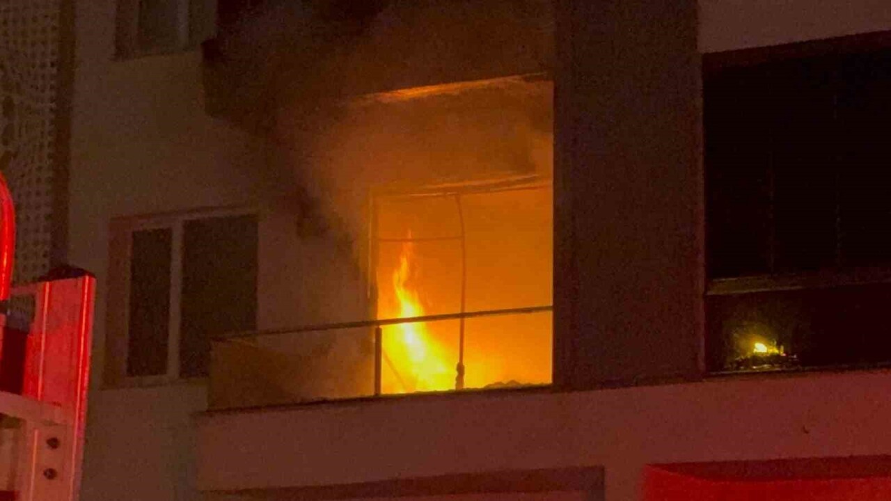 BAĞLAR İLÇESİNDE AİLESİYLE TARTIŞAN ŞAHIS, EVİNİ ATEŞE VERDİ.