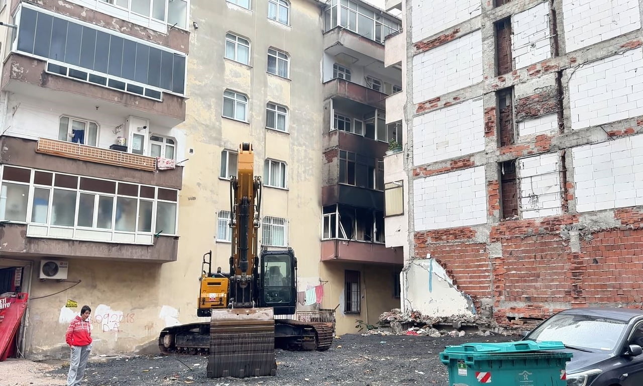 BAHÇELİEVLER’DE EVSİZLERİN KALDIĞI KENTSEL DÖNÜŞÜM İÇİN BOŞALTILAN 6 KATLI BİNADA YANGIN ÇIKTI....