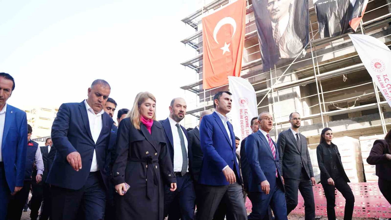 BAKAN MURAT KURUM DEPREM BÖLGESİNDEKİ İNŞAATLARDA YOĞUN MESAİ YAPTI