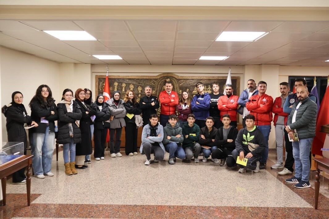 BAKAN YARDIMCISI AYHAN, BAYBURTLU GENÇLERİ BAKANLIKTA AĞIRLADI